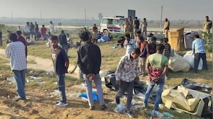 गंगा एक्सप्रेसवे पर पलटी डबल डेकर बस, 25 से ज्यादा लोग घायल, दीपावली पर पंजाब से बिहार जा रहे थे मजदूर