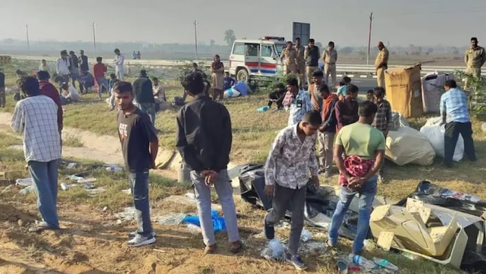 गंगा एक्सप्रेसवे पर पलटी डबल डेकर बस, 25 से ज्यादा लोग घायल, दीपावली पर पंजाब से बिहार जा रहे थे मजदूर