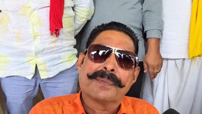 जीत तो छोड़िए... नीरज कुमार के सामने कहीं टक्कर में ही नहीं दिखे अनुज सिंह, अब अनंत सिंह ने मान ली हार