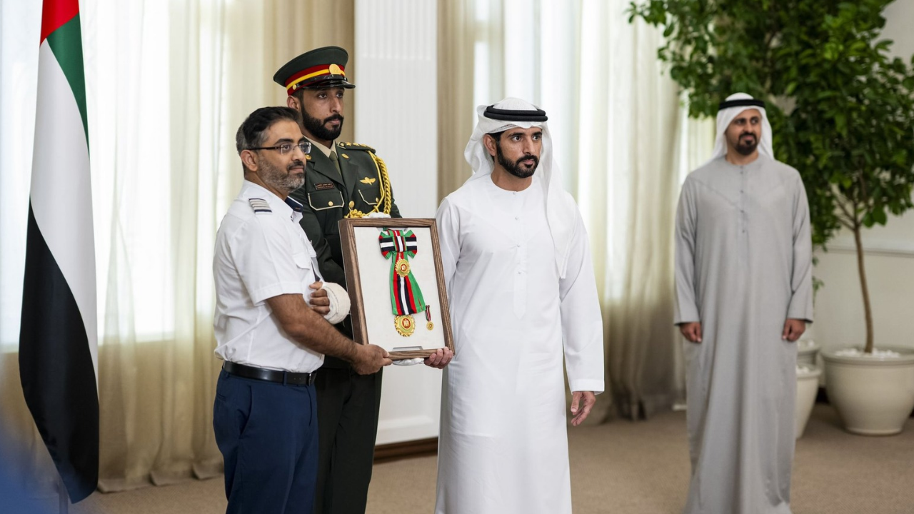 भारतीय हीरो कैप्टन स्मित मच्छार को UAE का सर्वोच्च सम्मान: राष्ट्रपति ने मिलाया हाथ, ऑर्डर ऑफ जायद II से नवाजा भारतीय हीरो कैप्टन स्मित मच्छार को UAE का सर्वोच्च सम्मान: राष्ट्रपति ने मिलाया हाथ, ऑर्डर ऑफ जायद II से नवाजा