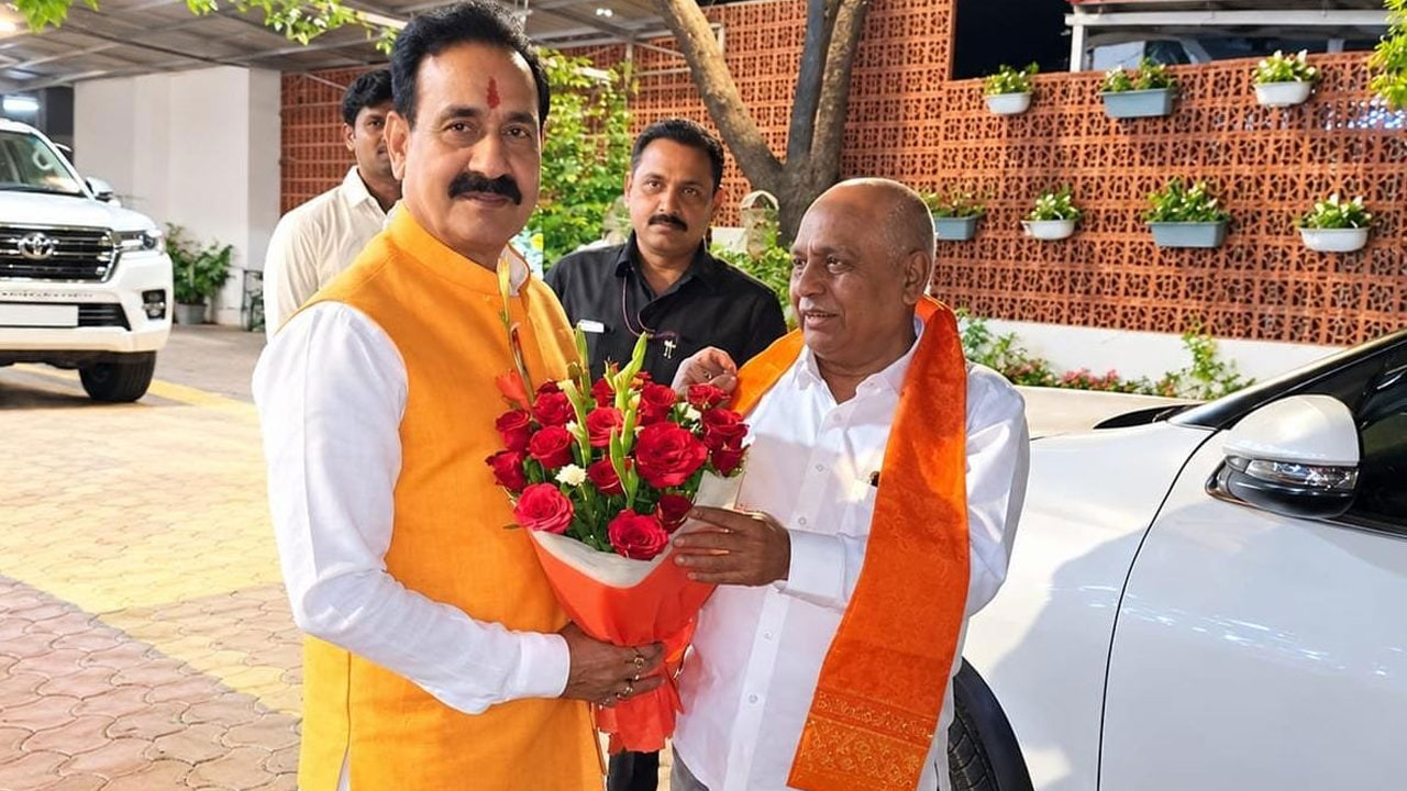 पहले कोर ग्रुप से कट गया नाम, अब मिलने पहुंचे प्रदेश अध्यक्ष हेमंत खंडेलवाल; क्या नरोत्तम मिश्रा को मिलने जा रही बड़ी जिम्मेदारी? पहले कोर ग्रुप से कट गया नाम, अब मिलने पहुंचे प्रदेश अध्यक्ष हेमंत खंडेलवाल; क्या नरोत्तम मिश्रा को मिलने जा रही बड़ी जिम्मेदारी?