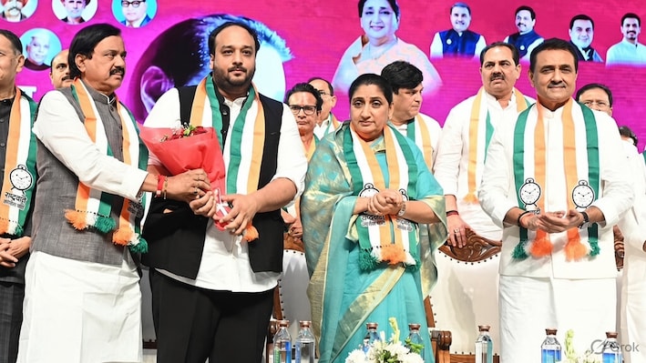 महाराष्ट्रः बाबा सिद्दीकी के बेटे को सुनेत्रा पवार ने पार्टी में दी बड़ी जिम्मेदारी, अब मुंबई में NCP को मजबूत करेंगे जीशान