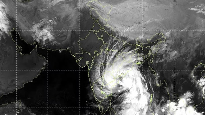 साइक्लोन अर्नब: आधे भारत पर 'तूफान' का साया, सैटेलाइट तस्वीरों ने डराया, वीडियो में देखिए भयावह मंजर