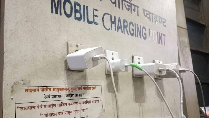 रात के सफर में पावर बैंक और मोबाइल चार्जिंग बंद! रेलवे ने क्यों जारी किया यह सख्त आदेश?