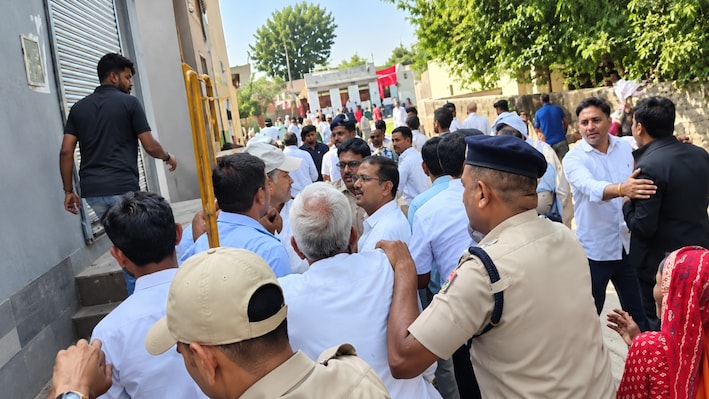 राजस्थान पंचायत चुनाव: कहीं चुनावी उपद्रव तो कहीं समर्थकों में भिड़ंत, भीलवाड़ा में मिले जले हुए मतपत्र