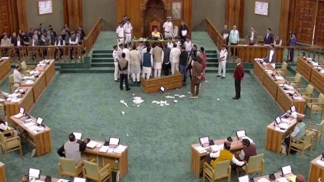 गैरसैंण में सत्र अनिश्चितकाल के लिए स्थगित: डेढ़ दिन में निपटा विधानसभा सत्र, बीजेपी-कांग्रेस में जुबानी जंग गैरसैंण में सत्र अनिश्चितकाल के लिए स्थगित: डेढ़ दिन में निपटा विधानसभा सत्र, बीजेपी-कांग्रेस में जुबानी जंग