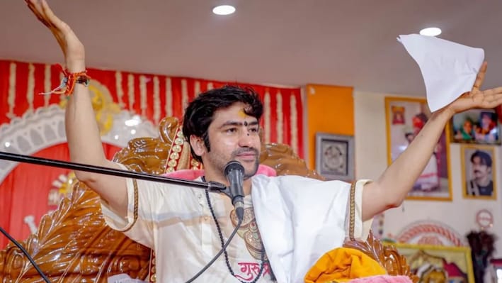 भगवान भी परमानेंट नहीं! 'पहले साईं बाबा, फिर खाटू श्याम और अब नीम करौली बाबा...' फिर चर्चा में पंडित धीरेंद्र शास्त्री का बयान