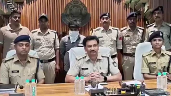बैतूल जिला अस्पताल में फर्जी डॉक्टर का भंडाफोड़: मोबाइल पर QR कोड भेजकर वसूलता था मोटी रकम, पुलिस ने किया गिरफ्तार