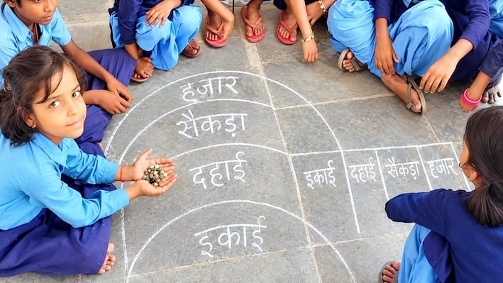 'मैडम, हमहू जोड़बय...', कंचे चुराने से लेकर जमीन पर गणित का जादू सीखने तक, सुपौल की शिक्षिका मनु कुमारी ने बदल दी क्लास की तस्वीर