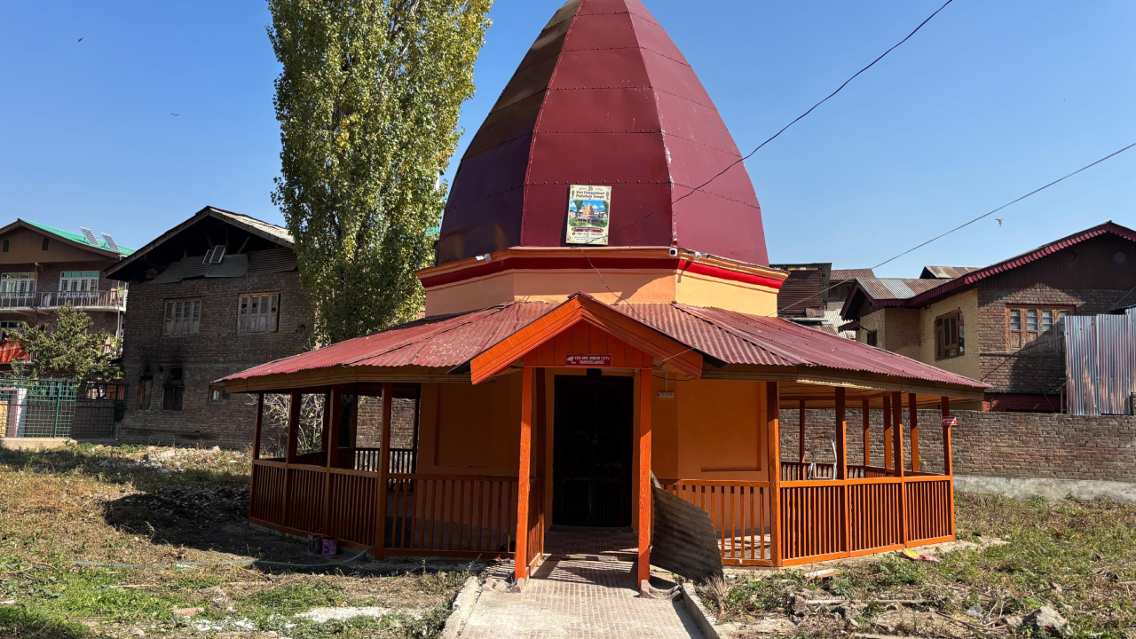 भाईचारे की मिसाल: कश्मीरी पंडितों और श्रीनगर के मुस्लिमों ने संवारा 700 साल पुराना दुर्गेश्वरी मंदिर भाईचारे की मिसाल: कश्मीरी पंडितों और श्रीनगर के मुस्लिमों ने संवारा 700 साल पुराना दुर्गेश्वरी मंदिर