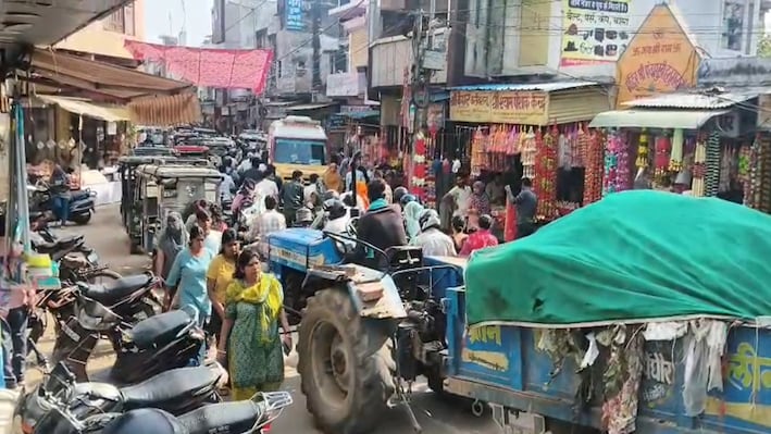 सायरन बजता रहा, रास्ता नहीं मिला: भरतपुर में ट्रैफिक का बुरा हाल, जाम में फंसी 5 एंबुलेंस