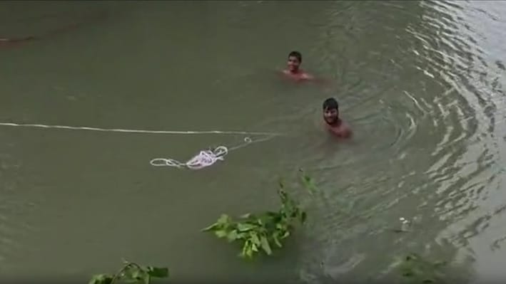 बेगूसराय में गंगा की सहायक ढाब नदी में पलटी नाव, 20 लोग थे सवार, 3 लापता