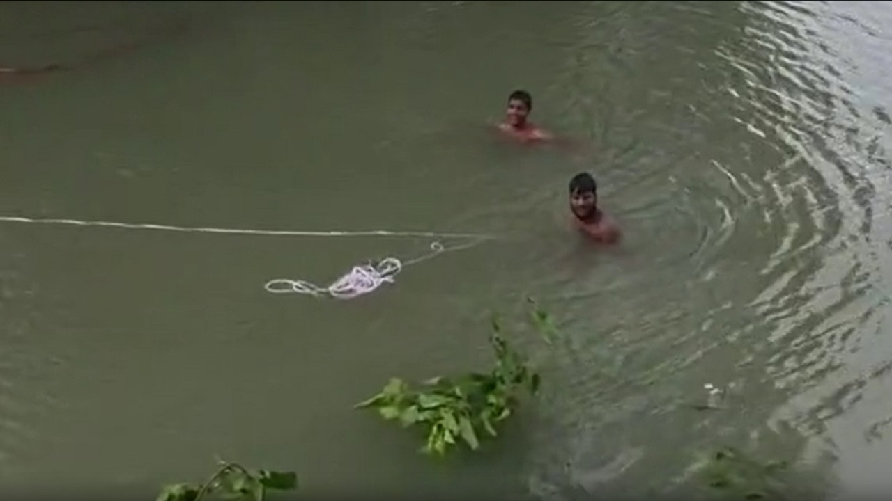 बेगूसराय में गंगा की सहायक ढाब नदी में पलटी नाव, 20 लोग थे सवार, 3 लापता बेगूसराय में गंगा की सहायक ढाब नदी में पलटी नाव, 20 लोग थे सवार, 3 लापता