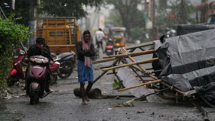 चक्रवात 'अर्नब' पड़ा धीमा, आंध्र प्रदेश में तबाही के बाद राहत का ऐलान; मृतकों के परिजनों को 5-5 लाख मुआवजा, 22 ट्रेनें रद्द