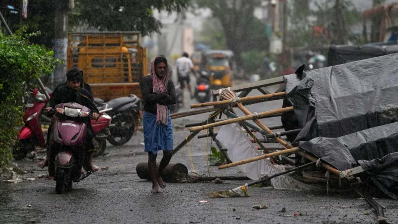 चक्रवात 'अर्नब' पड़ा धीमा, आंध्र प्रदेश में तबाही के बाद राहत का ऐलान; मृतकों के परिजनों को 5-5 लाख मुआवजा, 22 ट्रेनें रद्द चक्रवात 'अर्नब' पड़ा धीमा, आंध्र प्रदेश में तबाही के बाद राहत का ऐलान; मृतकों के परिजनों को 5-5 लाख मुआवजा, 22 ट्रेनें रद्द