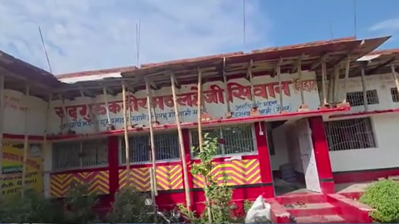 सिवान के लहेजी मठ पर ताबड़तोड़ फायरिंग, SP ने बनाई SIT, CCTV फुटेज से बदमाशों की तलाश तेज सिवान के लहेजी मठ पर ताबड़तोड़ फायरिंग, SP ने बनाई SIT, CCTV फुटेज से बदमाशों की तलाश तेज