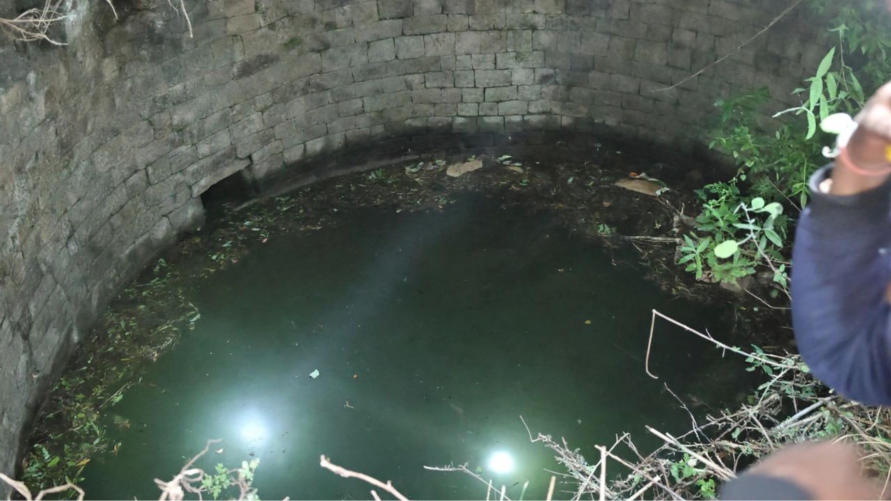 छोटी बहन ने बेटे संग कुएं में लगाई छलांग, फिर बड़ी बहन 3 बच्चों संग कूदी; 6 की मौत से मचा हड़कंप छोटी बहन ने बेटे संग कुएं में लगाई छलांग, फिर बड़ी बहन 3 बच्चों संग कूदी; 6 की मौत से मचा हड़कंप