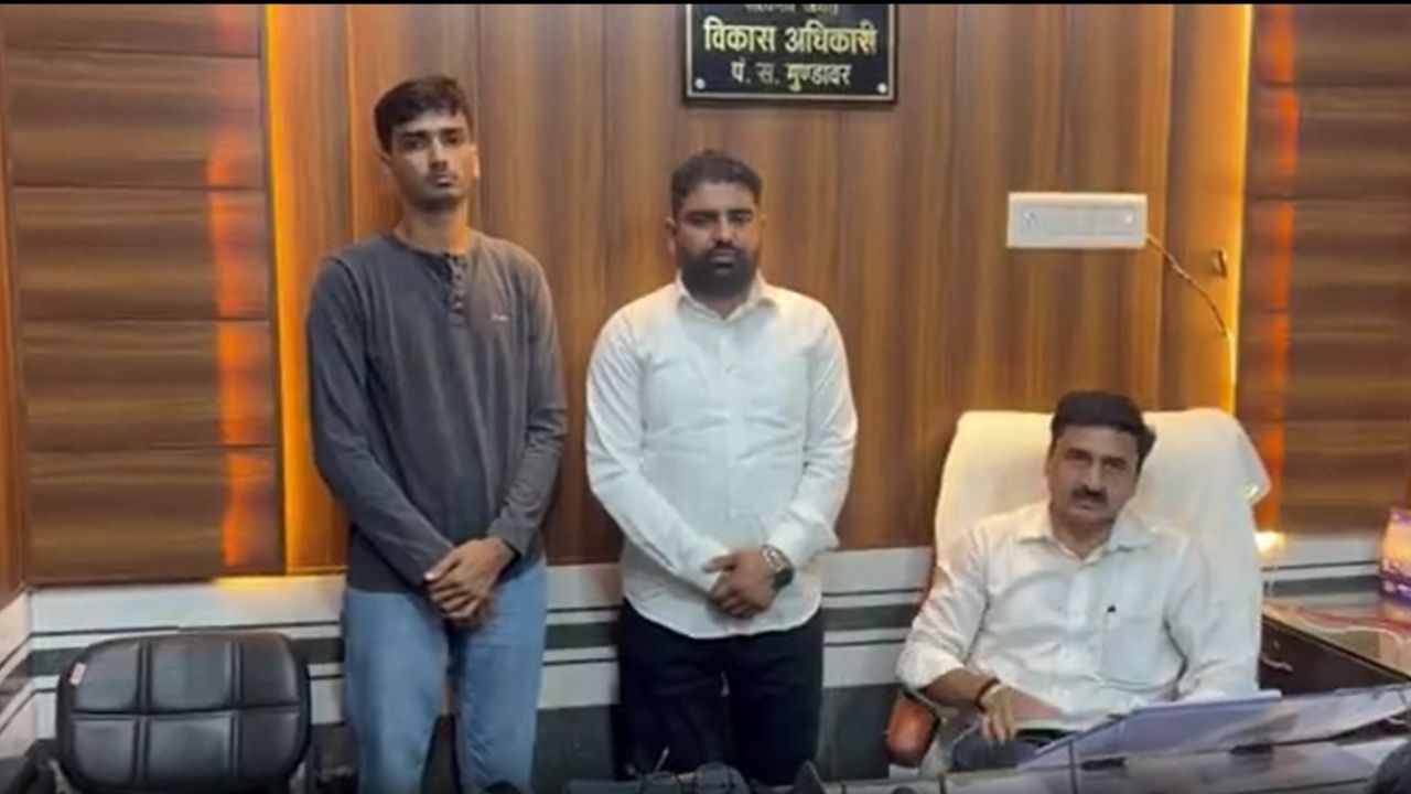 65 हजार रुपए की रिश्वत लेते BDO और कनिष्ठ सहायक गिरफ्तार: आवास पर तलाश जारी 65 हजार रुपए की रिश्वत लेते BDO और कनिष्ठ सहायक गिरफ्तार: आवास पर तलाश जारी