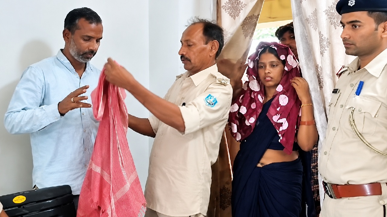 पढ़ाई के लिए डेढ़ लाख मांग रही थी प्रेमिका, प्रेमी ने पत्नी संग मिलकर मार डाला और रेलवे ट्रैक पर फेक दिया शव पढ़ाई के लिए डेढ़ लाख मांग रही थी प्रेमिका, प्रेमी ने पत्नी संग मिलकर मार डाला और रेलवे ट्रैक पर फेक दिया शव