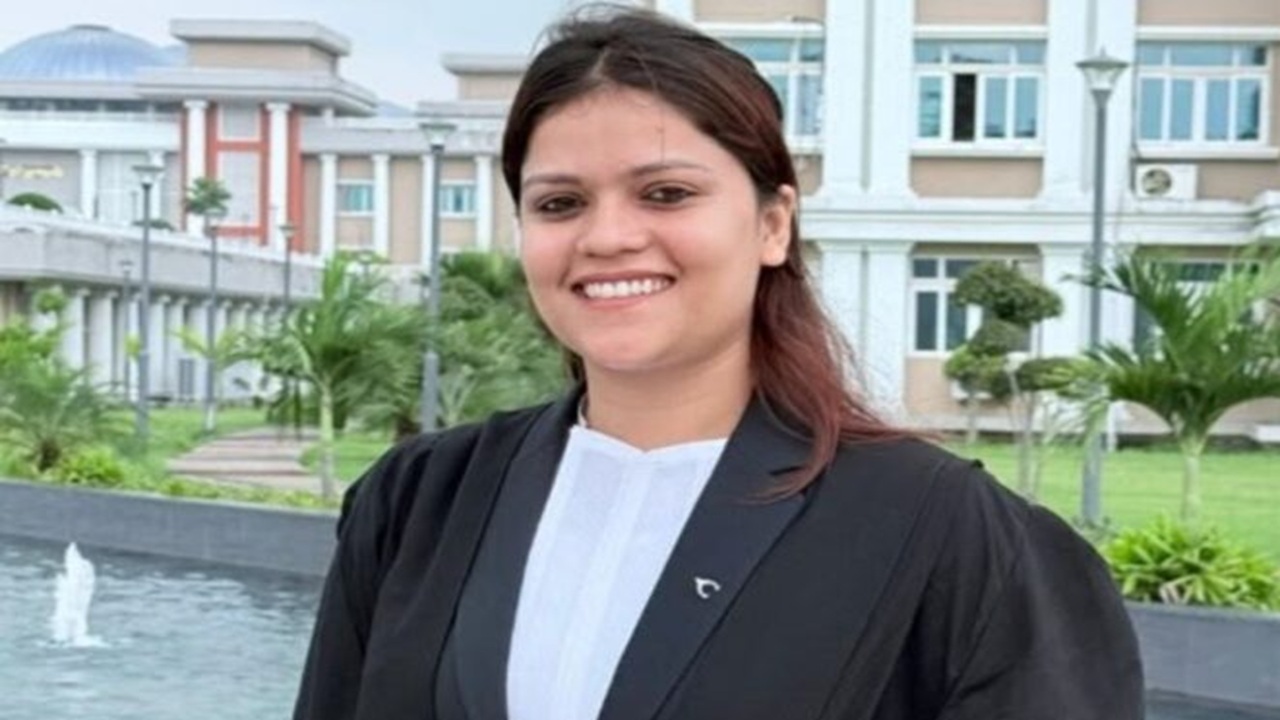 झारखंड हाईकोर्ट की अधिवक्ता अनुष्का मर्डर केस में आरोपी पति ने किया कोर्ट में सरेंडर, रिमांड लेने की तैयारी में पुलिस झारखंड हाईकोर्ट की अधिवक्ता अनुष्का मर्डर केस में आरोपी पति ने किया कोर्ट में सरेंडर, रिमांड लेने की तैयारी में पुलिस