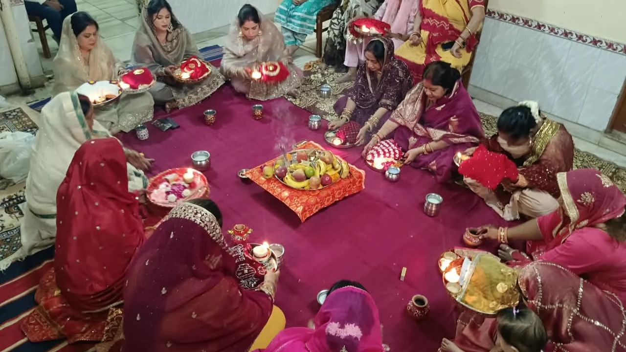 करवा चौथ पर सास ने बहू को दिया अनोखा तोहफा: सरपंच बनते ही सवा बीघा जमीन किया दान, जानें पूरा मामला करवा चौथ पर सास ने बहू को दिया अनोखा तोहफा: सरपंच बनते ही सवा बीघा जमीन किया दान, जानें पूरा मामला