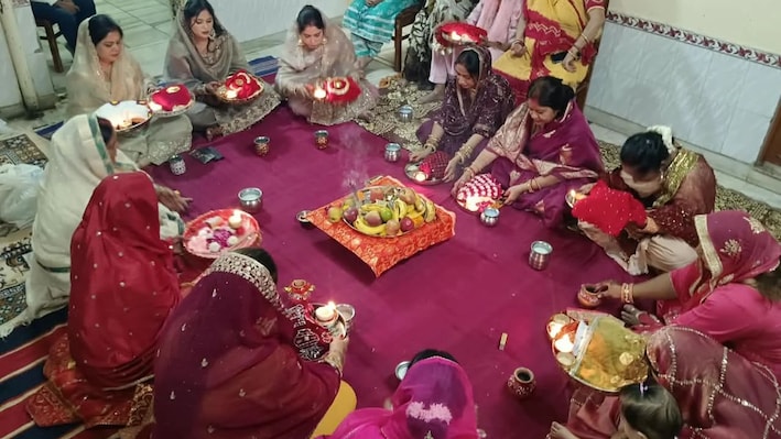 करवा चौथ पर सास ने बहू को दिया अनोखा तोहफा: सरपंच बनते ही सवा बीघा जमीन किया दान, जानें पूरा मामला