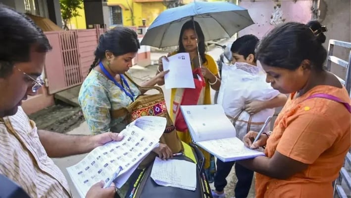 SIR: वोटर लिस्ट में नाम जुड़वाने का एक और मौका, चुनाव आयोग ने दिल्ली समेत 6 राज्यों में समय सीमा बढ़ाई