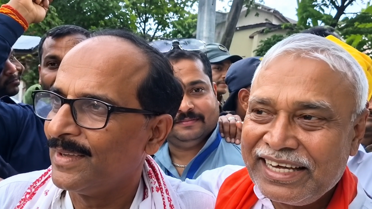 एक राजनीति ऐसी भी! दरभंगा MLC चुनाव में आरजेडी की जीत, हार भूलकर बीजेपी के सर्वेश कुमार ने अनिल झा को लगाया गले एक राजनीति ऐसी भी! दरभंगा MLC चुनाव में आरजेडी की जीत, हार भूलकर बीजेपी के सर्वेश कुमार ने अनिल झा को लगाया गले