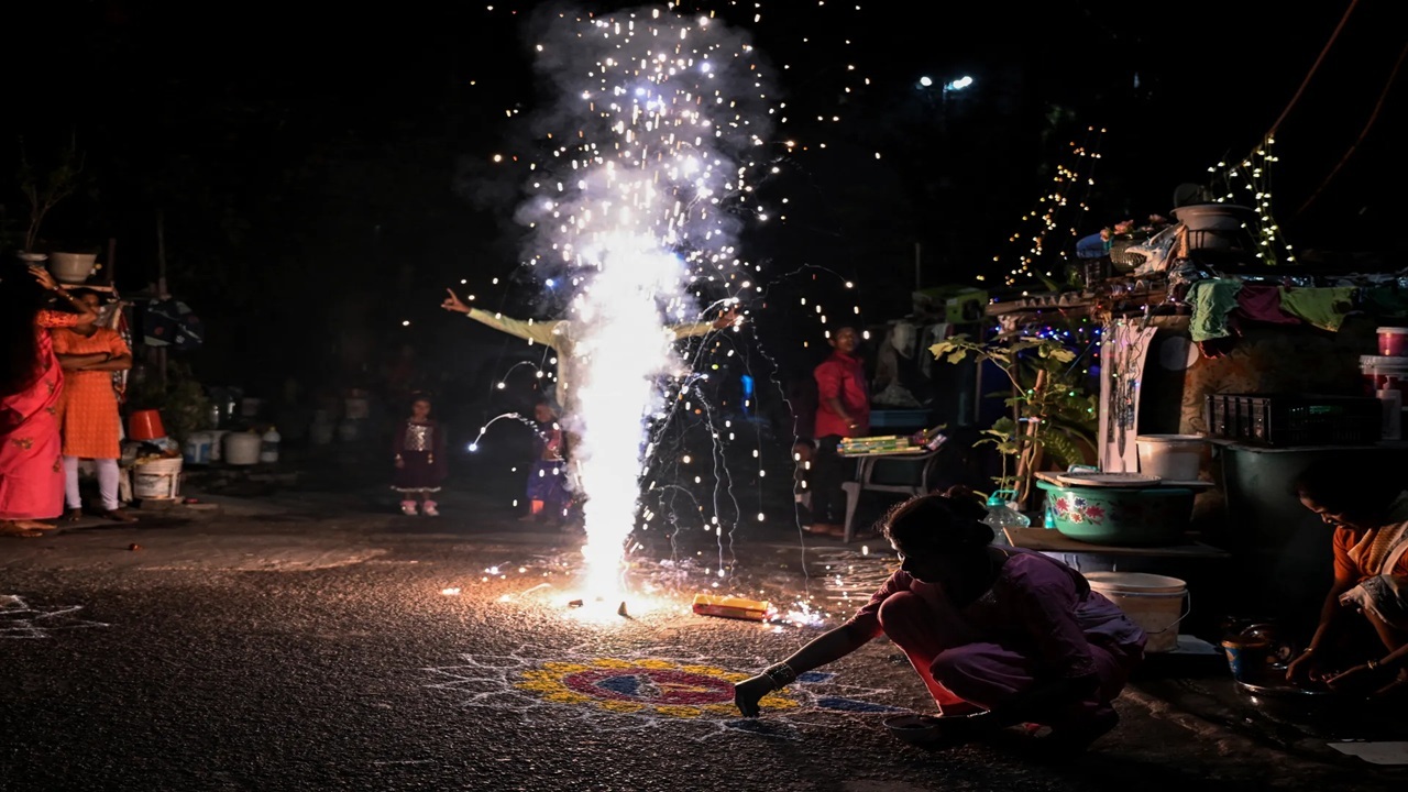 चंडीगढ़: दिवाली-गुरुपर्व पर सख्त नियम लागू, केवल 'ग्रीन पटाखे' जलाने की अनुमति, समयसीमा भी तय चंडीगढ़: दिवाली-गुरुपर्व पर सख्त नियम लागू, केवल 'ग्रीन पटाखे' जलाने की अनुमति, समयसीमा भी तय