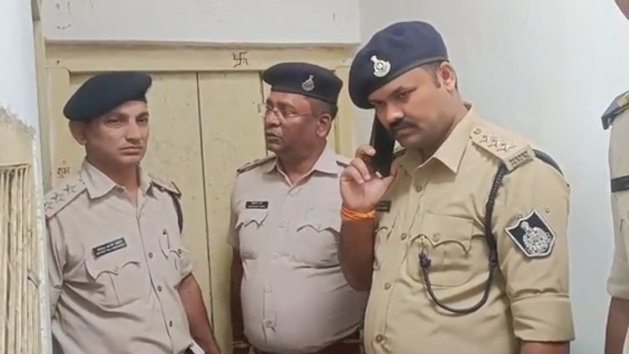 करवाचौथ पर पत्नी ने पति के नाम की लगाई मेहंदी, सुबह उसी ने मूसल से कर दी हत्या, ग्वालियर का है मामला करवाचौथ पर पत्नी ने पति के नाम की लगाई मेहंदी, सुबह उसी ने मूसल से कर दी हत्या, ग्वालियर का है मामला