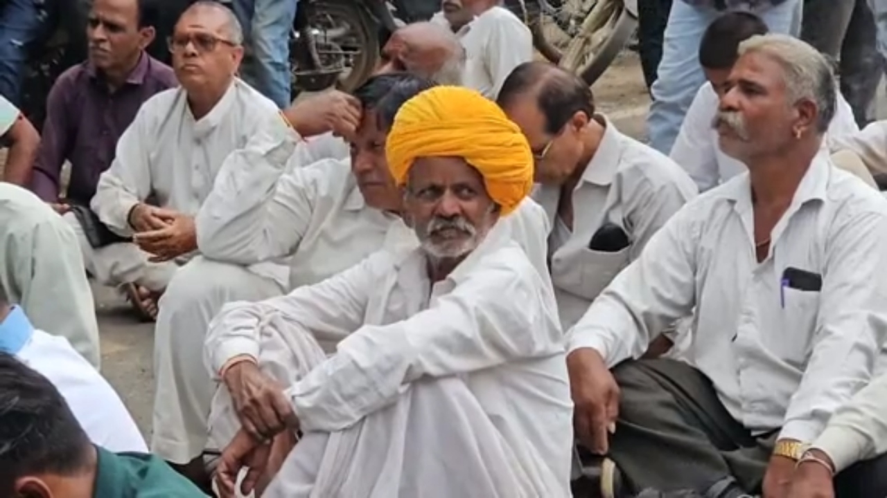 अफीम नीति 2026-27 से क्यों नाराज हैं एमपी के किसान? 1 लाख रुपये किलो भाव से लेकर पट्टे बहाली तक उठाईं 8 मांगें अफीम नीति 2026-27 से क्यों नाराज हैं एमपी के किसान? 1 लाख रुपये किलो भाव से लेकर पट्टे बहाली तक उठाईं 8 मांगें