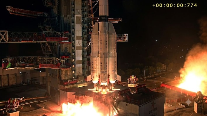 GSLV-F18 NVS-03 Launch: आसमान में गूंजा भारत का दम! सफल रहा मिशन, NVS-03 को तय कक्षा में पहुंचाकर NavIC को दी नई ताकत