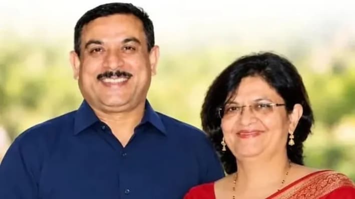 IAS शिखर अग्रवाल के बाद पत्नी IPS प्रशाखा माथुर भी APO