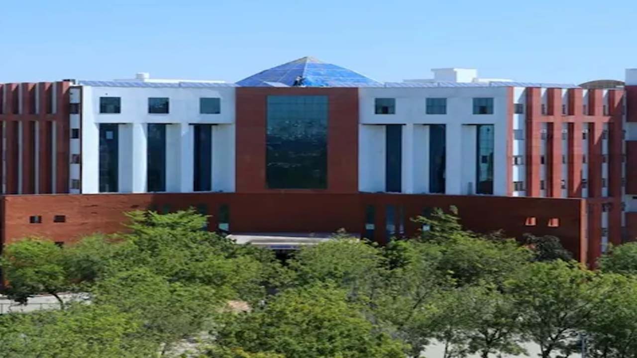 जयपुर में पूर्णिमा यूनिवर्सिटी में दहला देने वाली घटना: 6वीं मंजिल से कूदी सेकंड ईयर की छात्रा जयपुर में पूर्णिमा यूनिवर्सिटी में दहला देने वाली घटना: 6वीं मंजिल से कूदी सेकंड ईयर की छात्रा