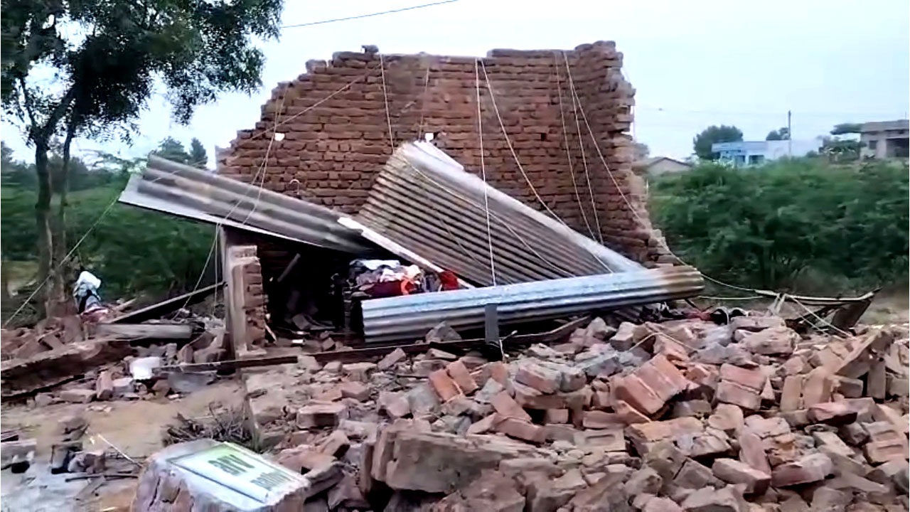 घर में सो रहा था परिवार, अचानक दीवार तोड़कर घुसा डंपर, मां-बेटी की दर्दनाक मौत घर में सो रहा था परिवार, अचानक दीवार तोड़कर घुसा डंपर, मां-बेटी की दर्दनाक मौत