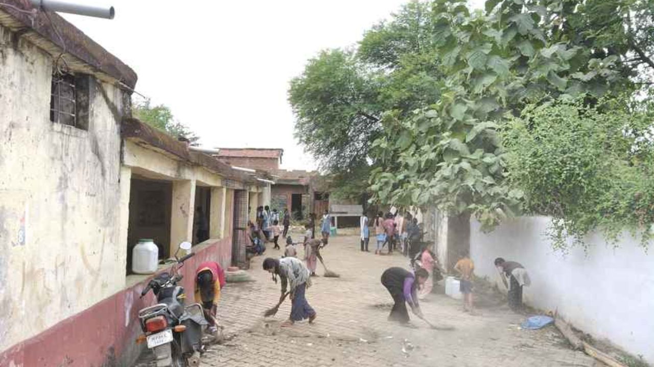 ये कैसी शिक्षा व्यवस्था? स्कूल में पढ़ाई नहीं, बच्चों से कराया जा रहा झाड़ू-पोंछा! ये कैसी शिक्षा व्यवस्था? स्कूल में पढ़ाई नहीं, बच्चों से कराया जा रहा झाड़ू-पोंछा!