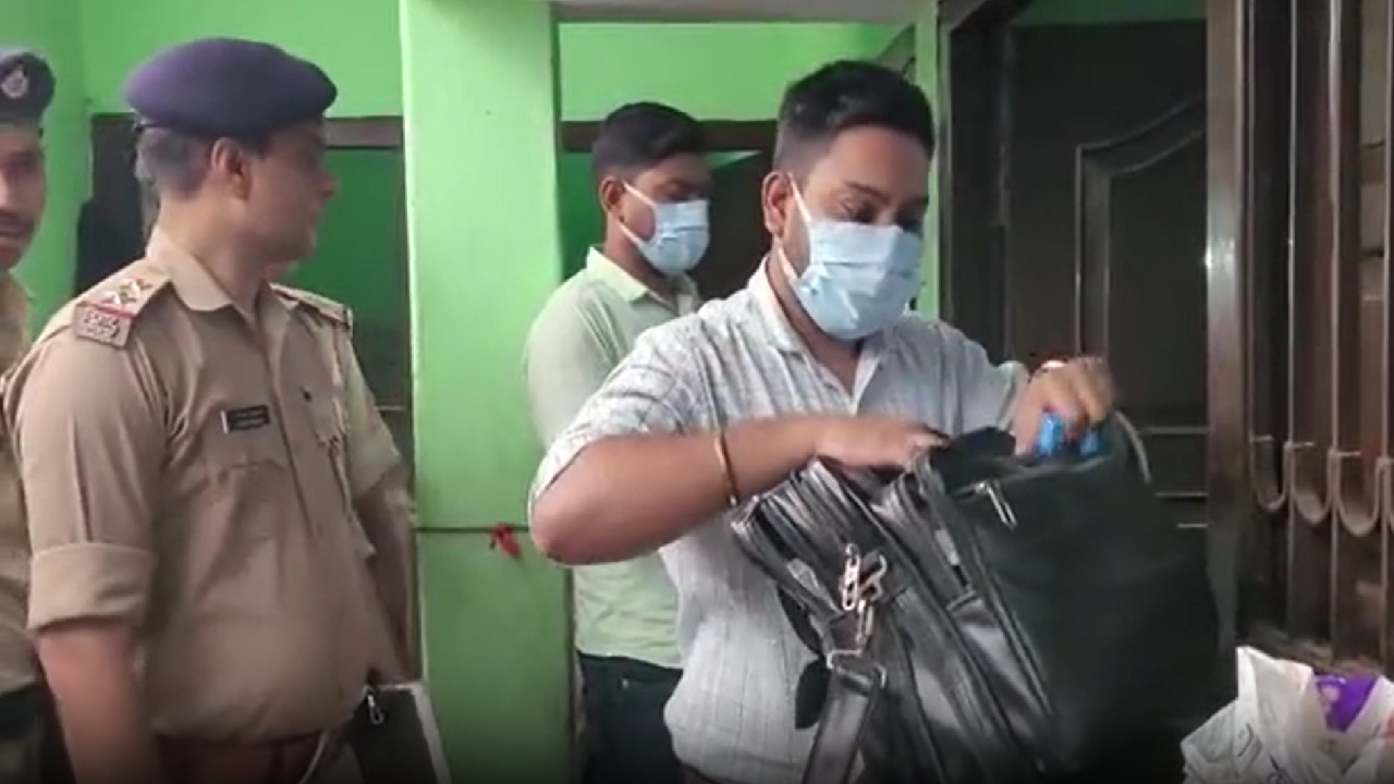 लिव इन में रह रहे थे कपल: लड़की किसी बात से नाराज होकर चली गई तो फंदे पर लटक गया लड़का लिव इन में रह रहे थे कपल: लड़की किसी बात से नाराज होकर चली गई तो फंदे पर लटक गया लड़का