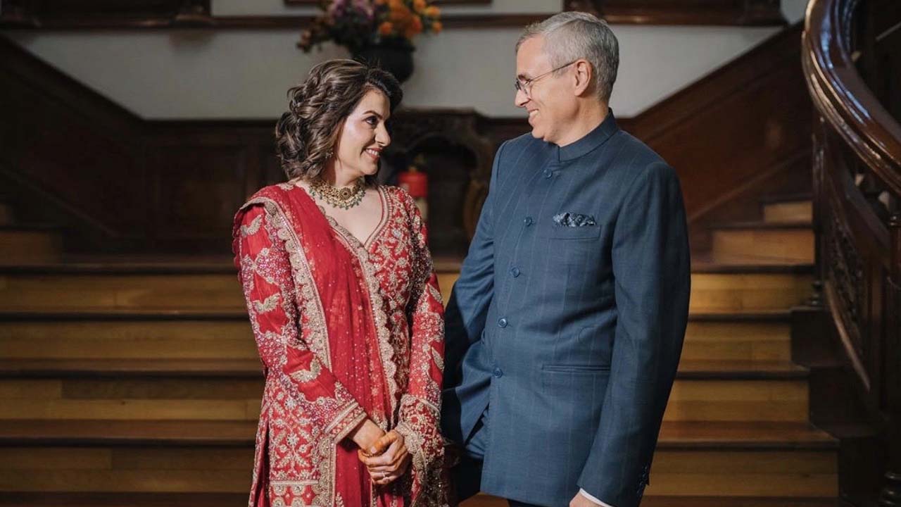 पायल से अलगाव के बाद 'इस मशहूर टीवी एंकर' को दिल दे बैठे उमर अब्दुल्ला, शेयर की निकाह की तस्वीरें; फोटो देख लोग दंग पायल से अलगाव के बाद 'इस मशहूर टीवी एंकर' को दिल दे बैठे उमर अब्दुल्ला, शेयर की निकाह की तस्वीरें; फोटो देख लोग दंग