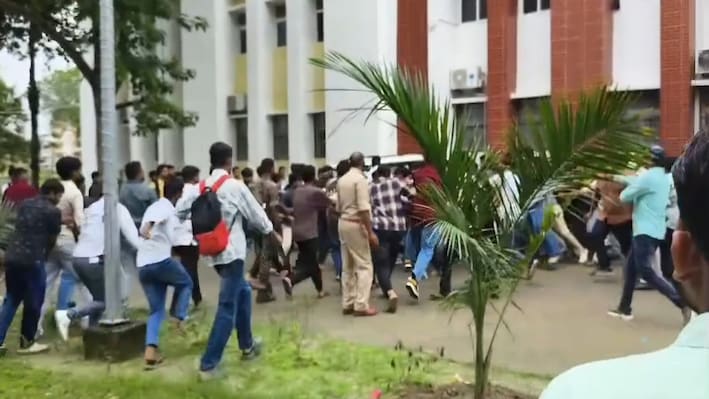 मोतिहारी इंजीनियरिंग कॉलेज में खूनी संघर्ष, रैगिंग को लेकर छात्रों के दो गुटों में हिंसक झड़प, पुलिस दिखी असहाय