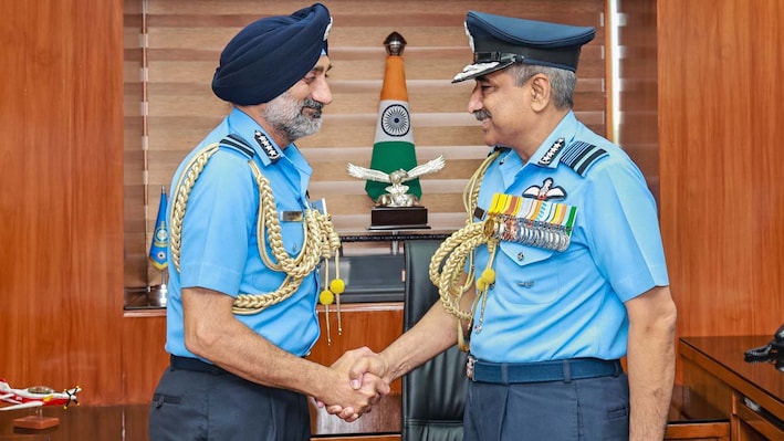 एयरफोर्स में 42 साल की शानदार सेवा के बाद रिटायर हुए चीफ अमरप्रीत सिंह, जानिए उनके कार्यकाल की बड़ी बातें