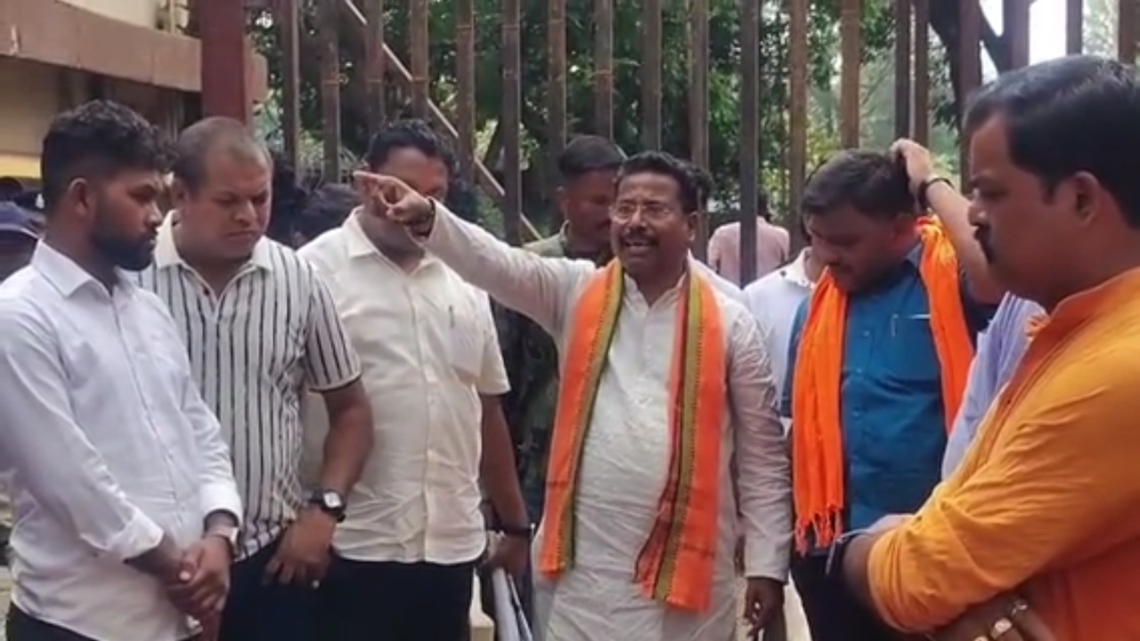 NMDC के गेट निर्माण पर भड़के BJP विधायक, अधिकारियों को दी चेतावनी, कहा- जनता की सहमति के बिना काम नहीं होगा NMDC के गेट निर्माण पर भड़के BJP विधायक, अधिकारियों को दी चेतावनी, कहा- जनता की सहमति के बिना काम नहीं होगा