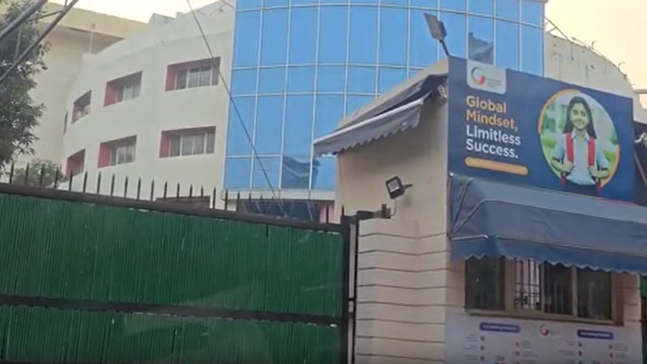 पंचकूला के बाद नोएडा के नामी स्कूल में बर्बरता: दूसरी के छात्र को 15 बच्चों ने बेरहमी से पीटा, मैनेजमेंट पर FIR पंचकूला के बाद नोएडा के नामी स्कूल में बर्बरता: दूसरी के छात्र को 15 बच्चों ने बेरहमी से पीटा, मैनेजमेंट पर FIR
