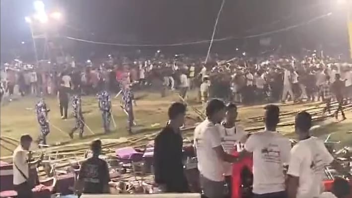 हवा में उड़ने लगी कुर्सियां...जब भागलपुर में फूटा फैंस का गुस्सा, डिंपल सिंह और रोशन रोही के शो में बेकाबू भीड़ पर चली लाठियां