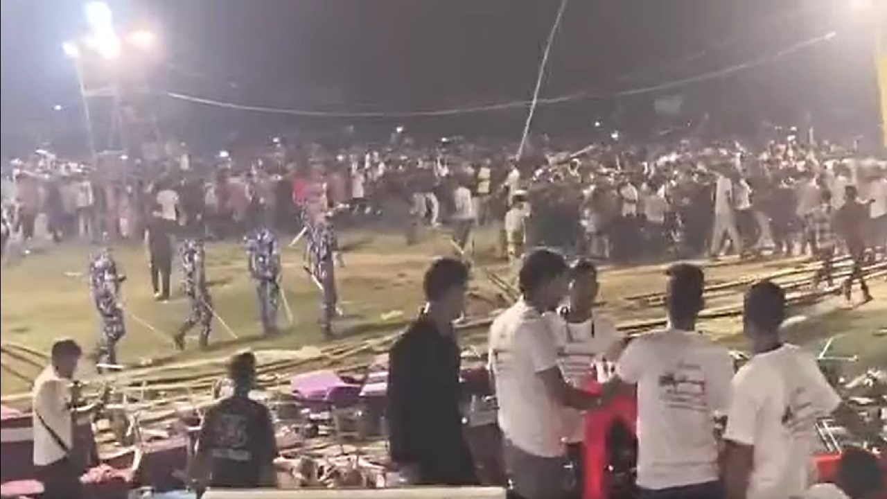 हवा में उड़ने लगी कुर्सियां...जब भागलपुर में फूटा फैंस का गुस्सा, डिंपल सिंह और रोशन रोही के शो में बेकाबू भीड़ पर चली लाठियां हवा में उड़ने लगी कुर्सियां...जब भागलपुर में फूटा फैंस का गुस्सा, डिंपल सिंह और रोशन रोही के शो में बेकाबू भीड़ पर चली लाठियां
