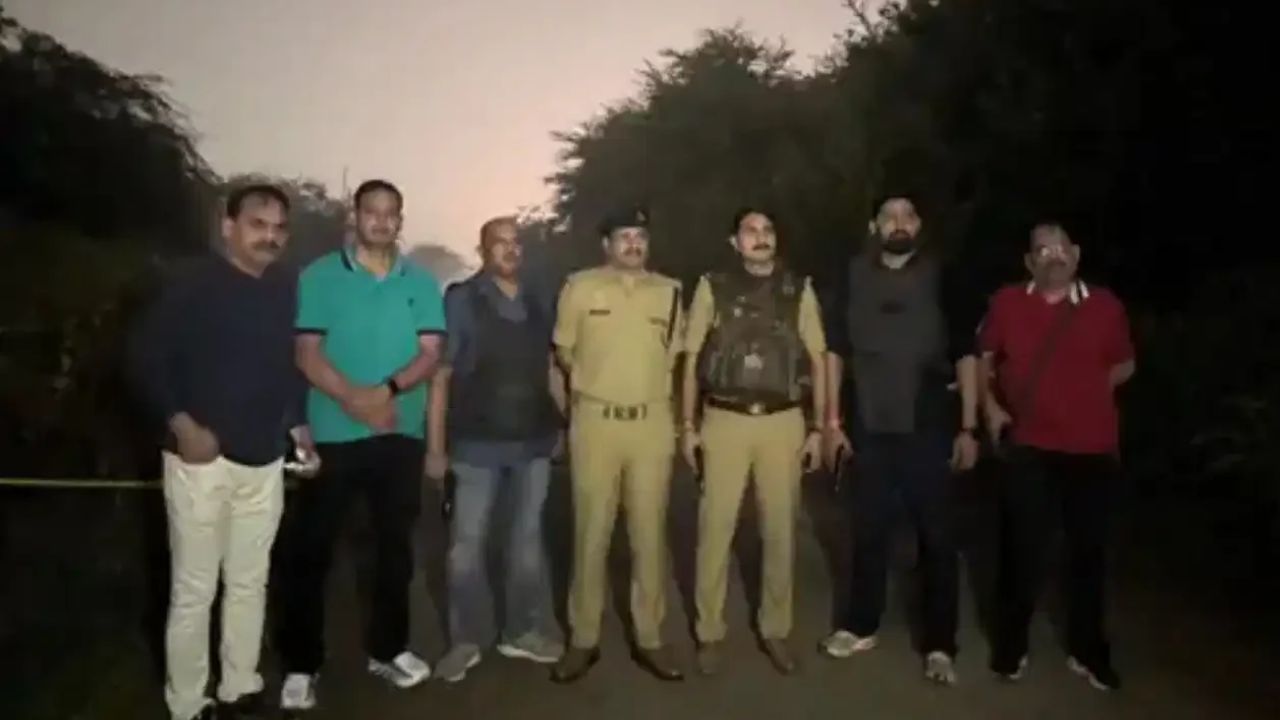 रणदीप भाटी गैंग का शूटर एनकाउंटर में ढेर: नोएडा पुलिस की 50 हजार इनामी से हुई मुठभेड़, 3 पुलिसकर्मी भी घायल रणदीप भाटी गैंग का शूटर एनकाउंटर में ढेर: नोएडा पुलिस की 50 हजार इनामी से हुई मुठभेड़, 3 पुलिसकर्मी भी घायल