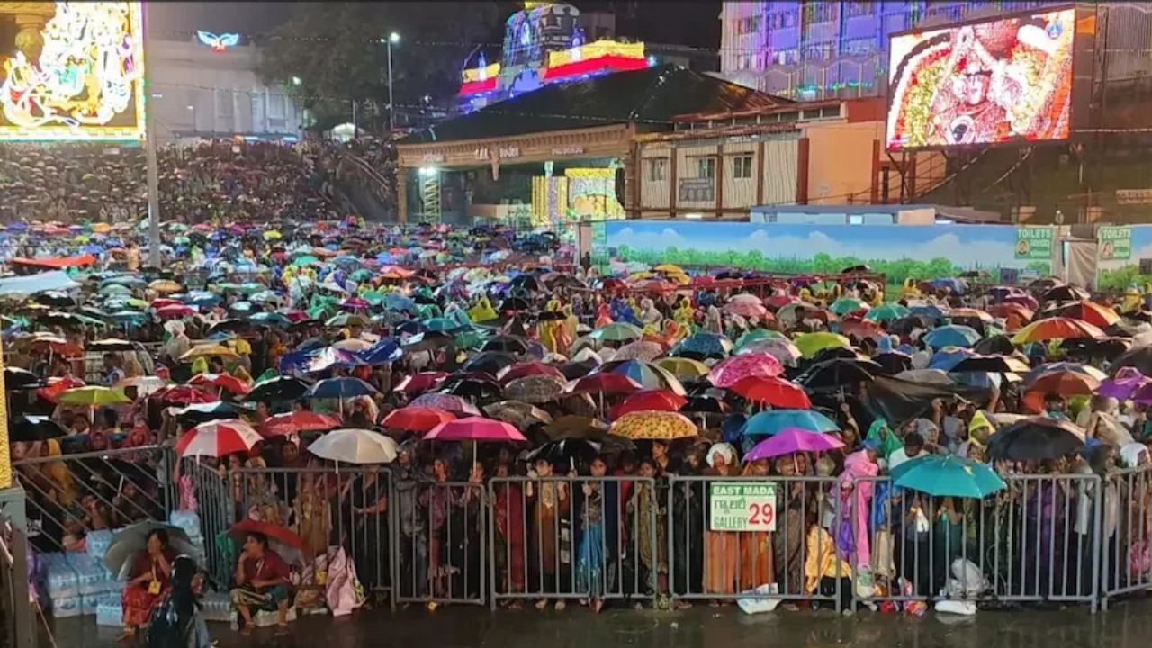भगवान के दर्शन के लिए उमड़ी श्रद्धालुओं की भीड़ (Zee Media)