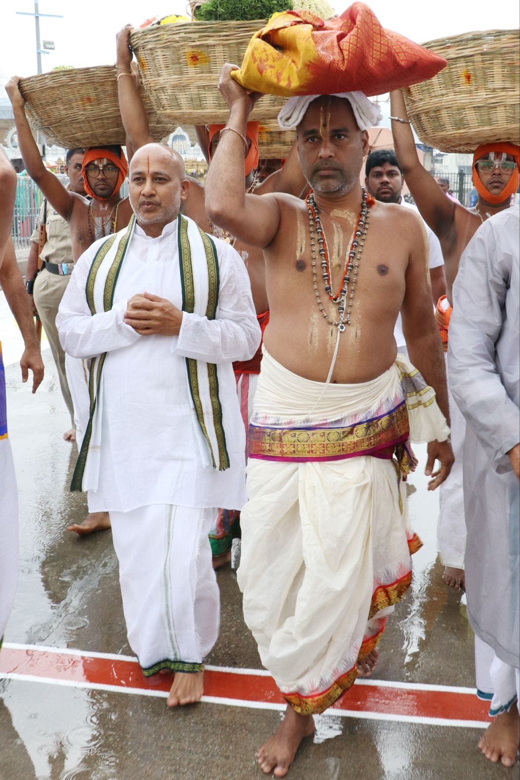 भगवान वेंकटेश्वर स्वामी को मलयप्पा स्वामी भी कहा जाता है. उनकी मूर्ति का दिव्य अलंकरण होता है. भगवान गरुड़ पर सवार होकर भक्तों को दर्शन देने आते हैं.